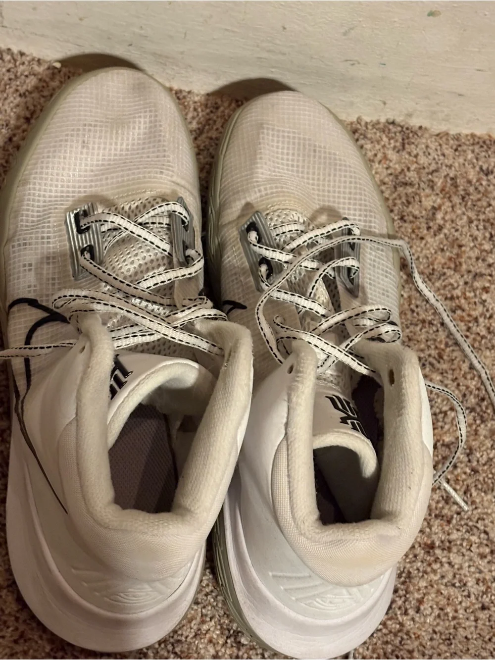 Nike Shoes Mens Size 10 White Kyrie Flytrap IV Basketball Mid Top Sneakers Sport